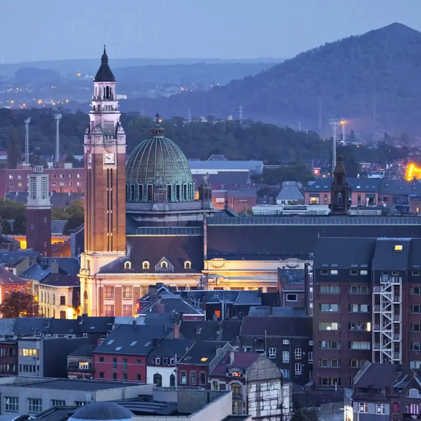 Vue du centre de Charleroi au crépuscule avec le beffroi et un terril